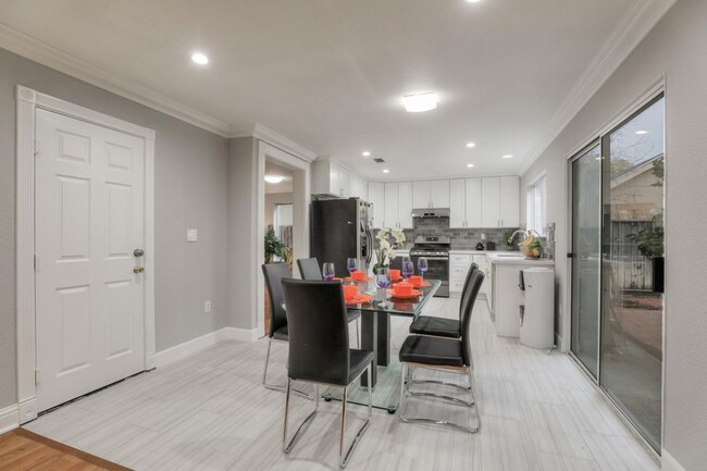 Foto del edificio - Beautiful Bright and Airy 4-Bedroom House ...