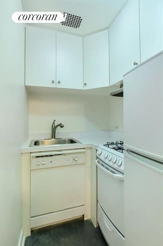 Building Photo - 30 Horatio St