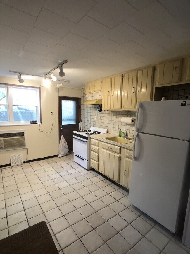 Foto del edificio - Well-maintained Passyunk Square 2 Bedroom Home! W/D! Yard!
