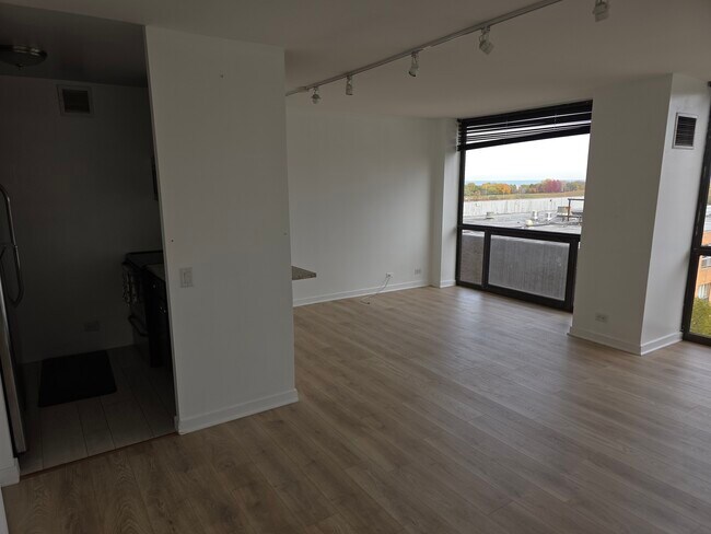 Building Photo - 4343 N Clarendon Ave