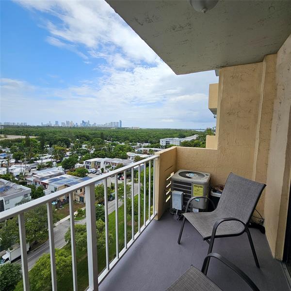 Building Photo - 2350 NE 135th St