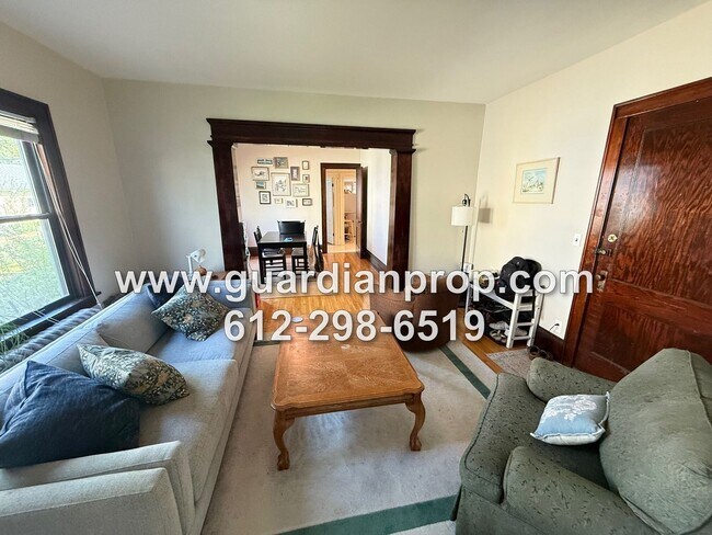 Foto del edificio - Bright Main Floor Unit Available July 1, Super Clean Building, Original Woodwork, Storage