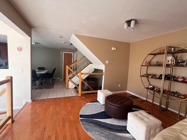 Foto del edificio - 227 Captain Eames Cir
