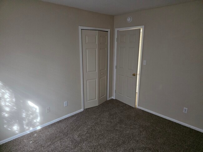 Foto del edificio - 594 S Maher Dr