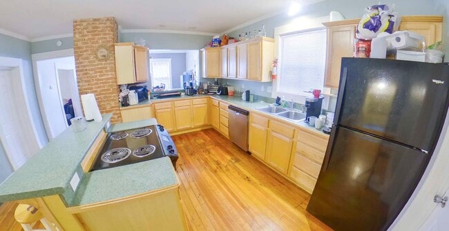 Building Photo - 3D Tour Available - Huge House! Two Kitche...