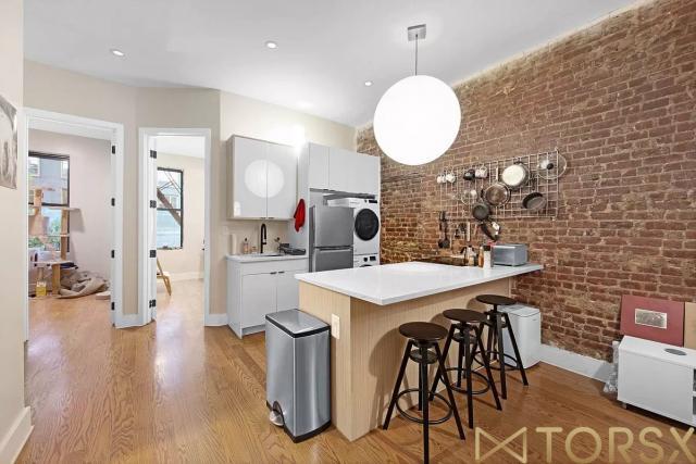 Foto del edificio - 3 bedroom in BROOKLYN NY 11206