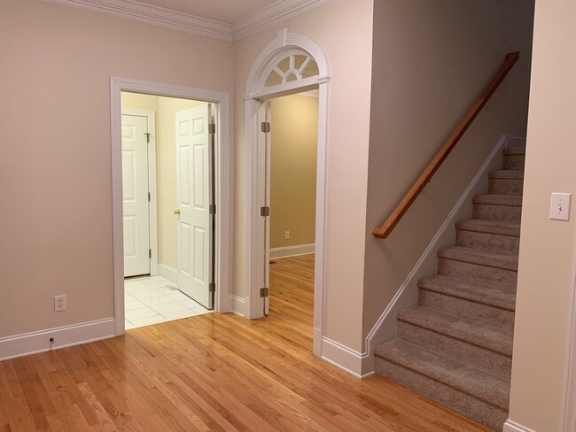 Building Photo - Large 3 Bed | 2.5 Bath Townhouse With Firs...