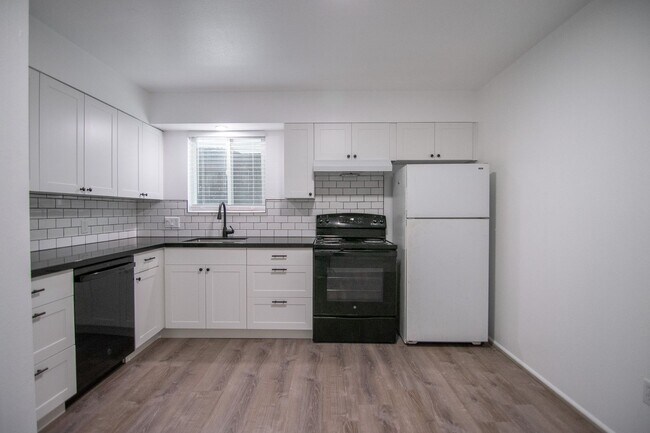 Building Photo - 2 Bed Condo in South Salt Lake! Unbeatable...