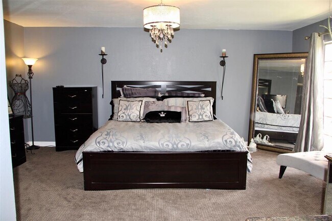 Building Photo - 13096 Trail Hollow Dr