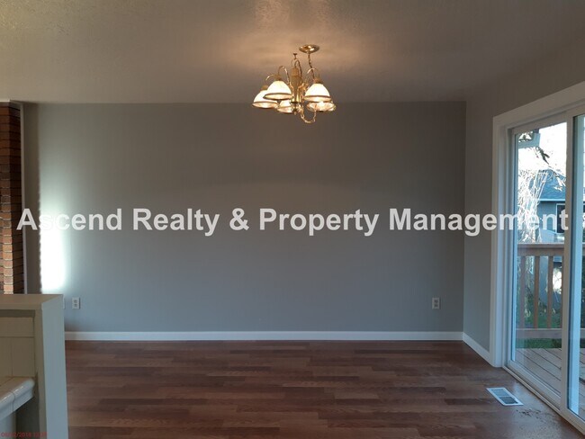 Foto del edificio - Available NOW & Price Drop! 4 Bed, Fenced Yard, Quick Access to Schools, Outlet Mall, Troutdale S...