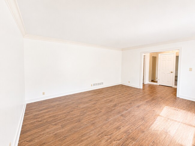 Foto del edificio - Spacious Walkout in Desirable Location!