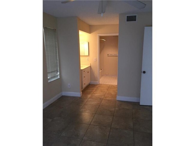 Building Photo - 921 Coral Club Dr