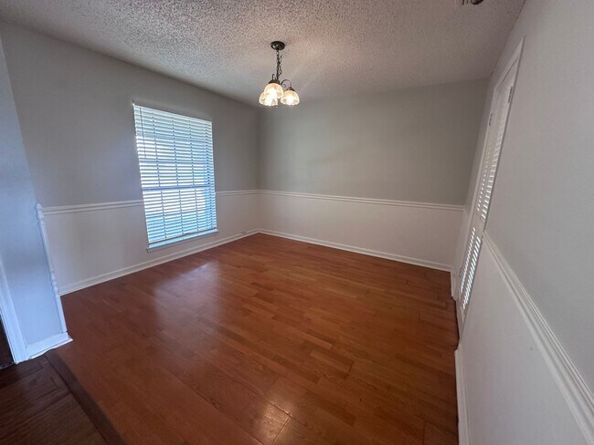 Foto del edificio - BEAUTIFUL WOOD FLOORING IN THIS 3 BR IN FO...