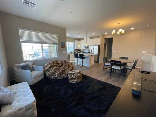 Foto del edificio - Charming 2BR Townhome in SW Las Vegas