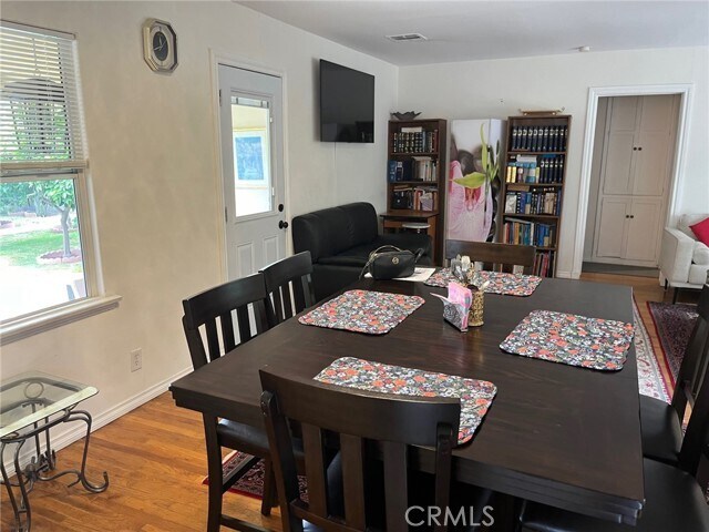 Foto del edificio - 6861 N White Oak Ave