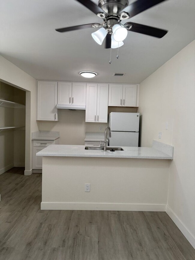 Foto del edificio - Fully Renovated 2 bedroom 1 Bath Condo