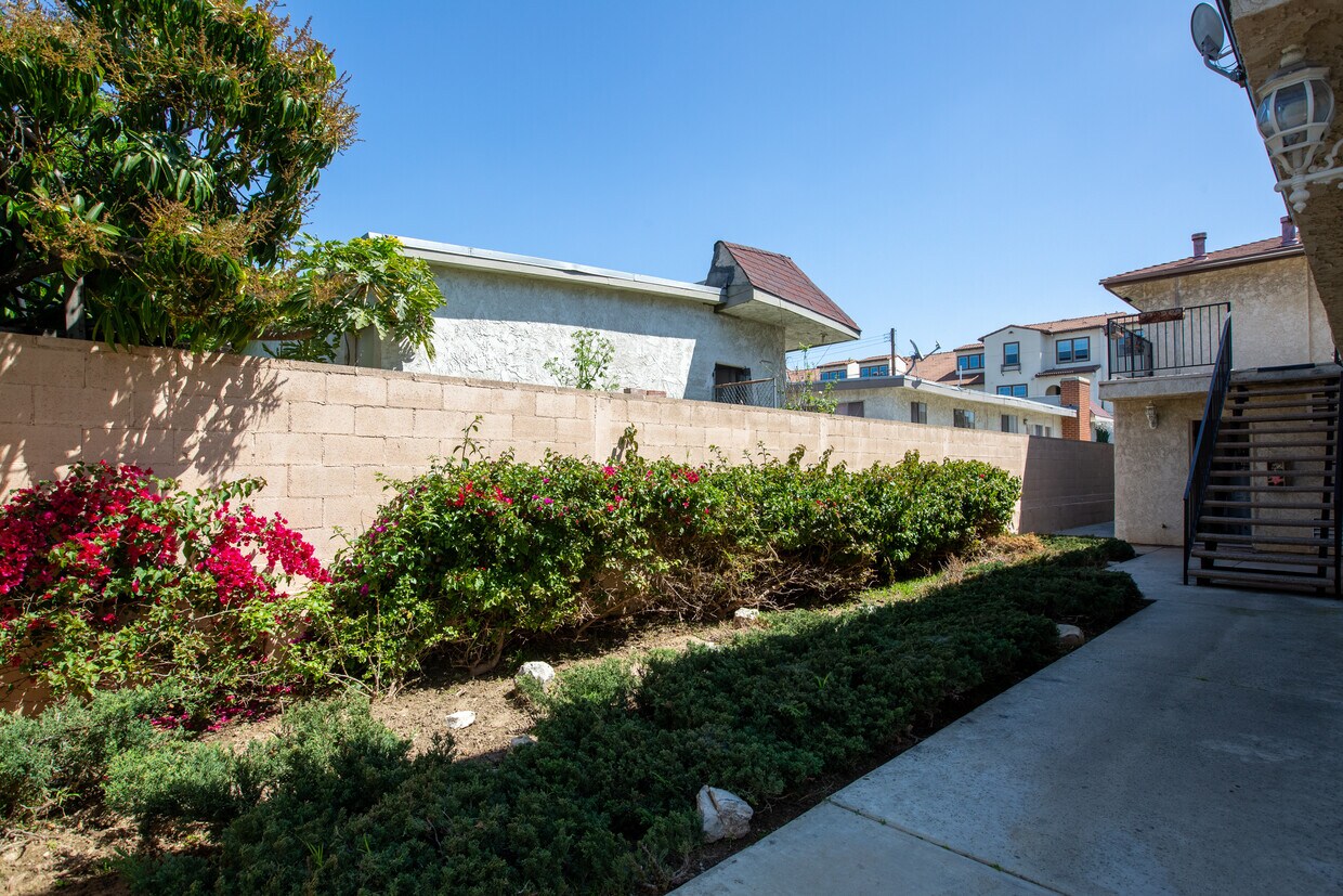 1855 Gladys Ave Unit 2, Signal Hill, CA 90755 Apartments in Signal