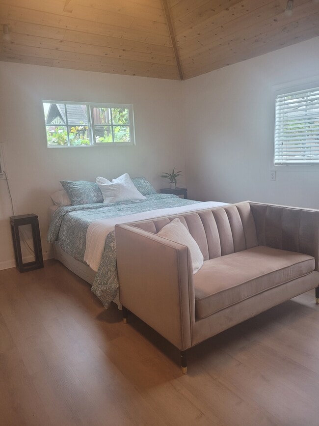 Queen bed - 14116 High St