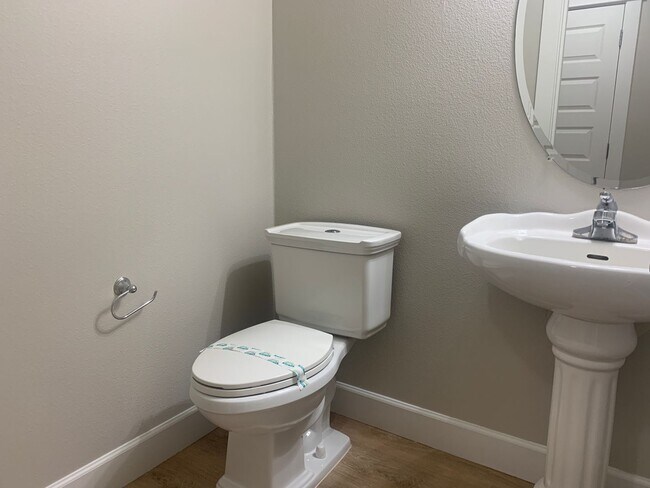 Foto del edificio - Townhome in Highly desired  Camas -Lacamas...