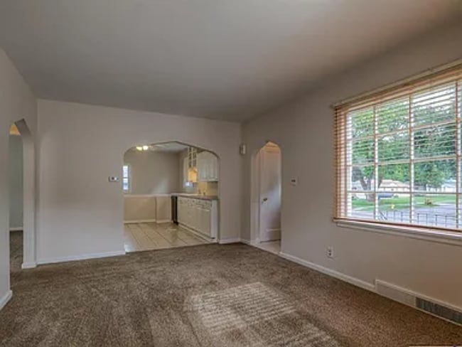 Building Photo - 6843 Leavenworth St