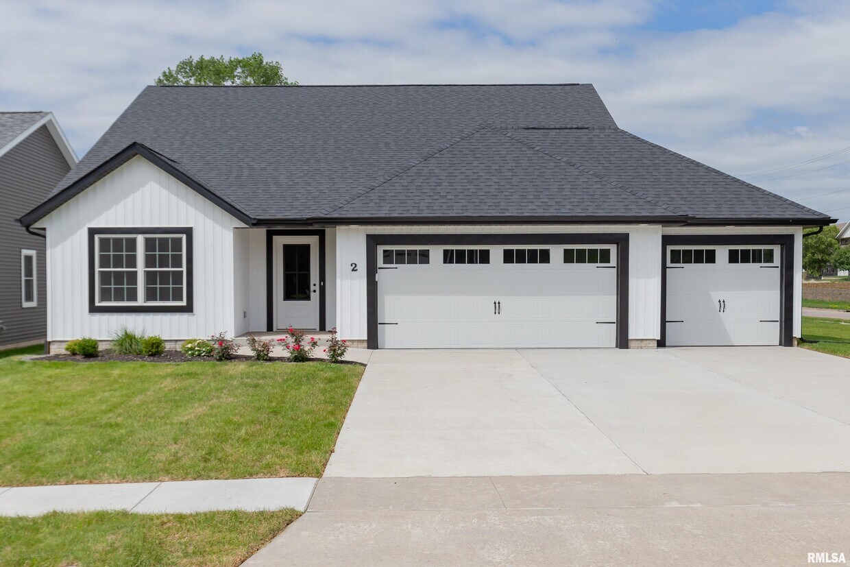 2 Center Ct, Le Claire, IA 52753 House Rental in Le Claire