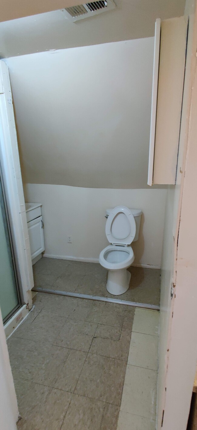 shared bathroom - 10906 95th Ave