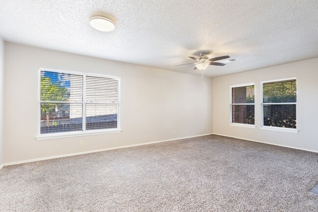 Building Photo - 3 Bedroom/2.5 Bath Northwest Crossing Subd...