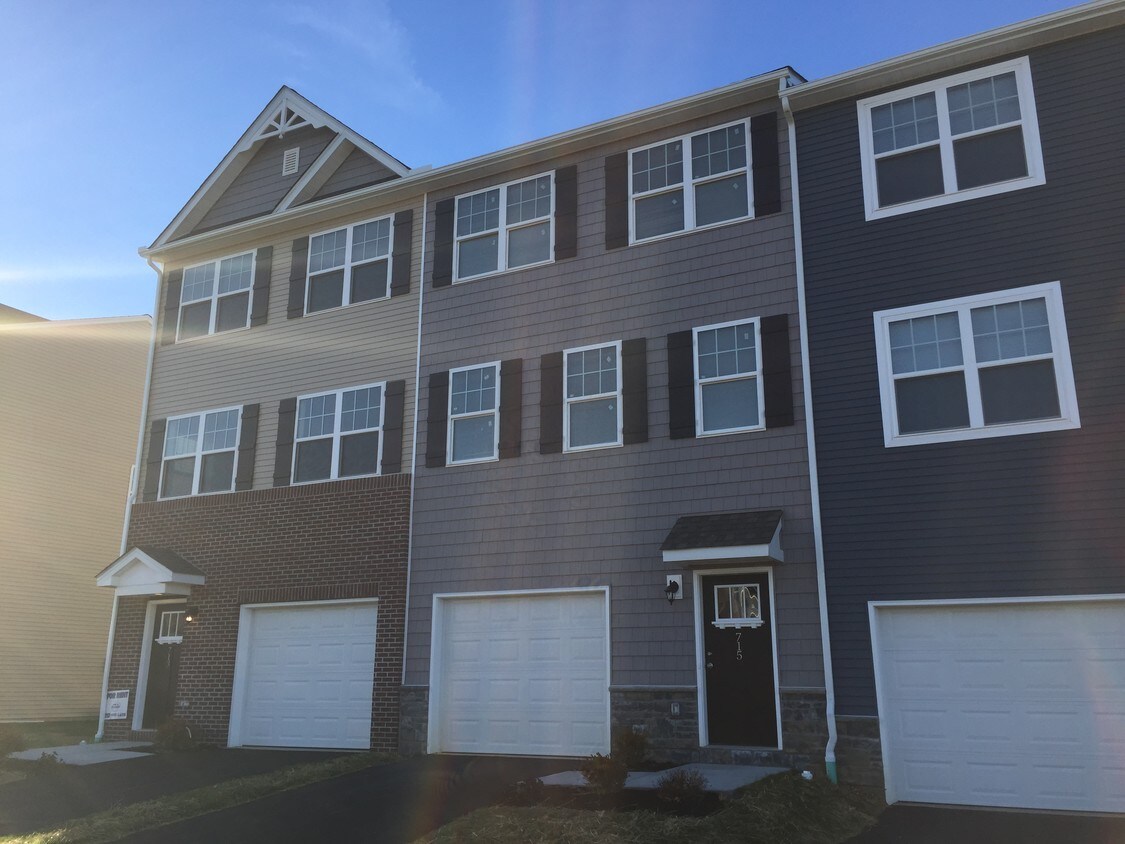 713 Admiral's Quay Dr, Mechanicsburg, PA 17055 Townhome Rentals in