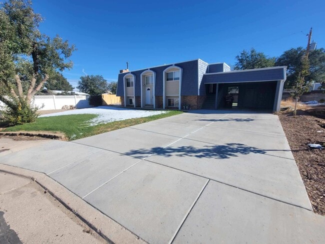 Driveway and Carport - 1034 Bulloch Cir