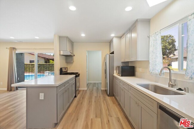Foto del edificio - 327 Bradbury Rd
