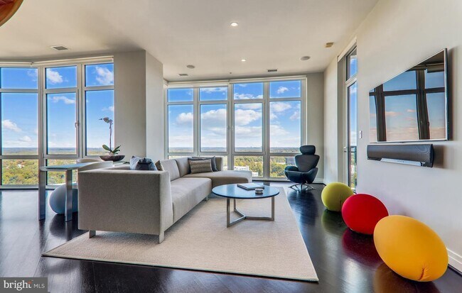 Foto del edificio - 8220 Crestwood Heights Dr