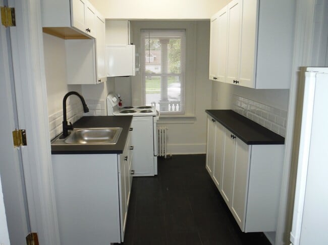 Building Photo - 453 Glen St