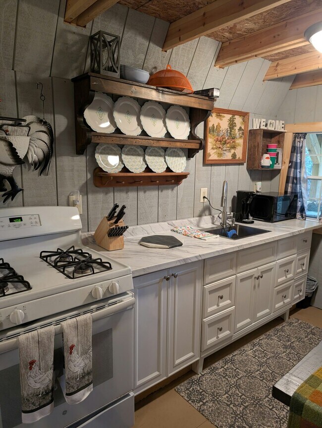 Foto del edificio - 41 Sportsmen Lodge Rd