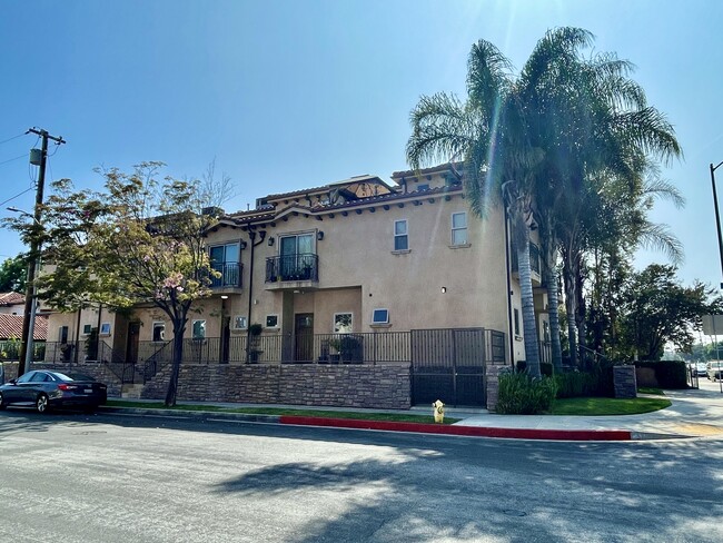 Building Photo - 14702 Magnolia Blvd