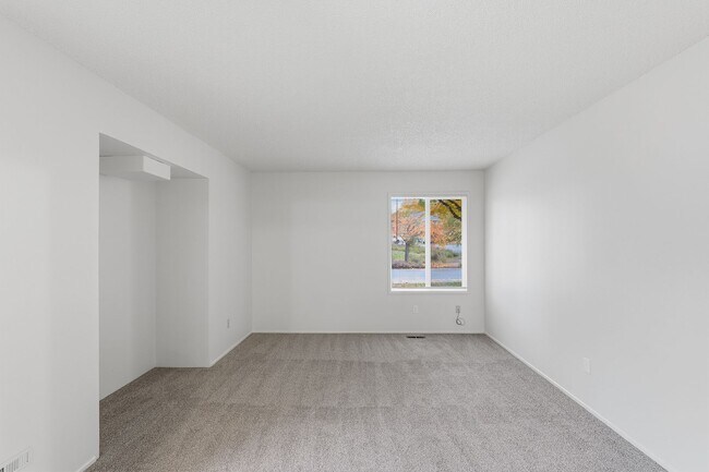 Foto del edificio - Freshly Updated 3-Bedroom Home with Fenced...