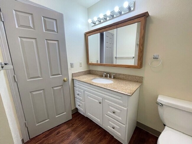 Foto del edificio - East Anchorage Condo with Laminate Floorin...