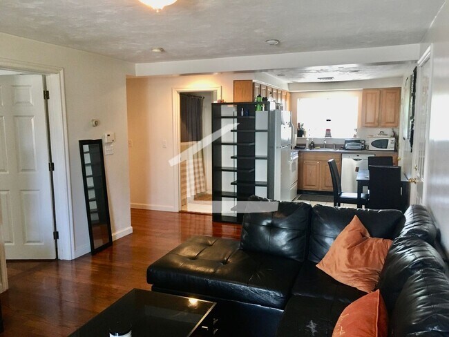 Building Photo - NICE BRIGHTON 2 BEDROOM ALONG TRAIN LINE W...