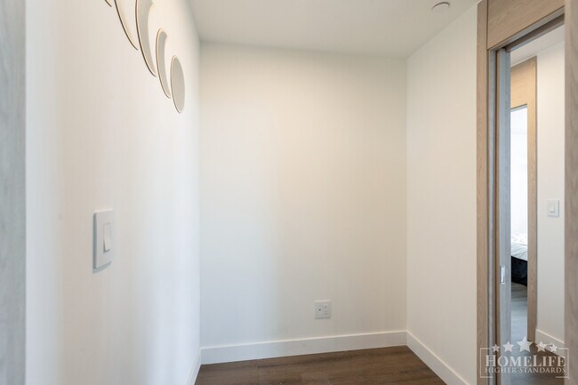 Photo du bâtiment - Modern 1 Bed + Den Condo in Surrey City Centre with Premium Amenities