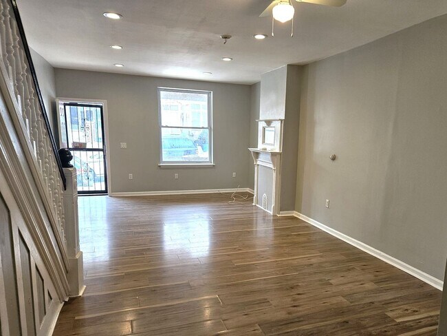 Building Photo - 3 Bedroom 1 bathroom Available