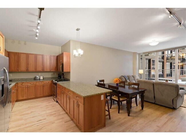 Building Photo - 215 10th Ave S