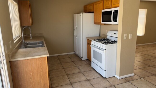 Building Photo - 4800 Woodlake Ave