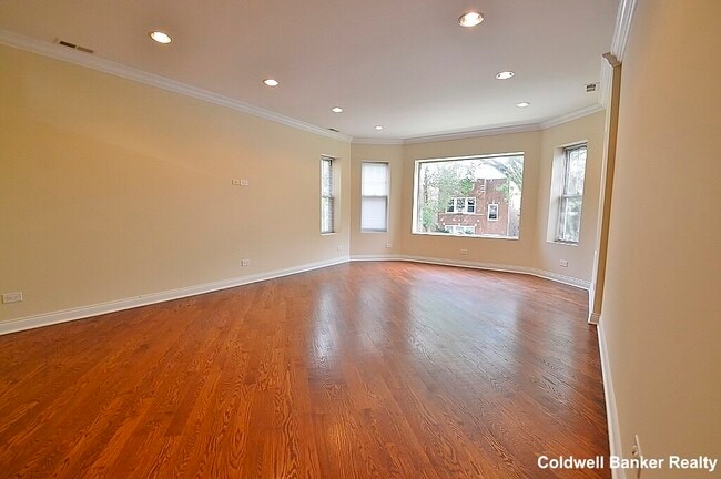 Building Photo - 5842 N Artesian Ave