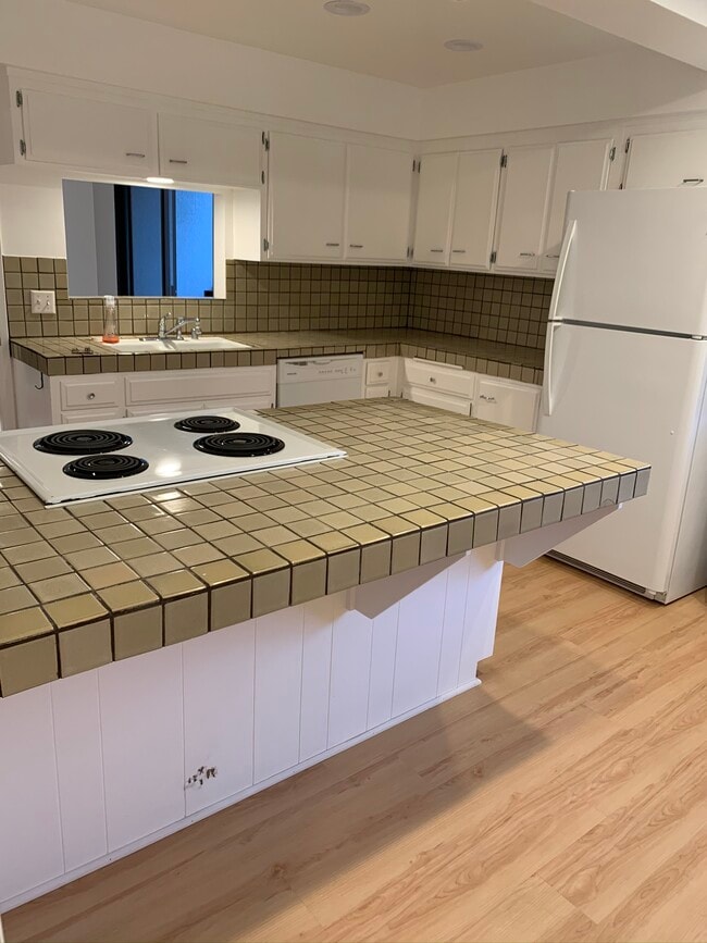 Building Photo - 24 Lighthouse St