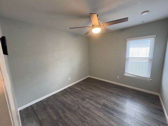 Foto del edificio - 400 Lakeside Dr