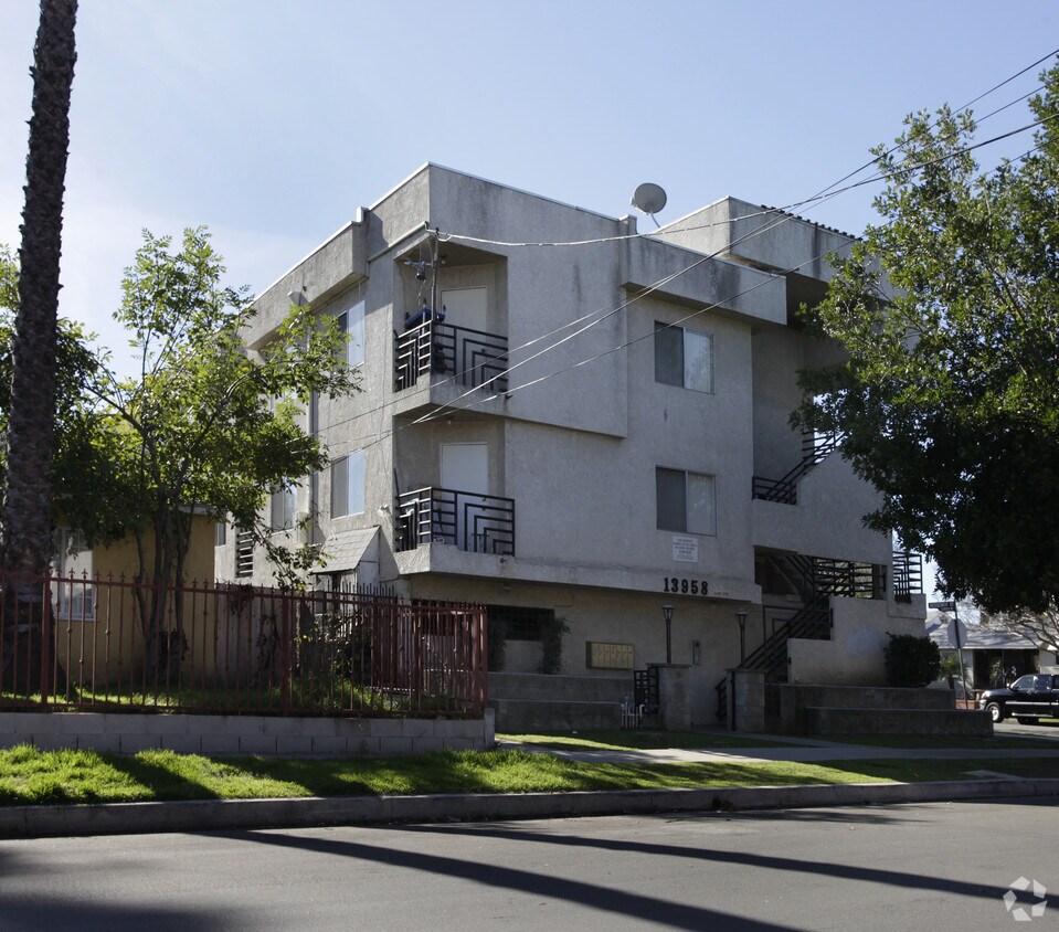 Building Photo - 13958 Bessemer St