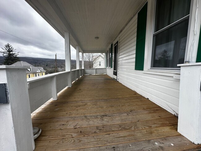 Building Photo - Spacious Home in Pulaski