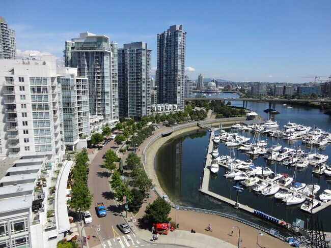 Photo du bâtiment - 1605-1201 Marinaside Crescent