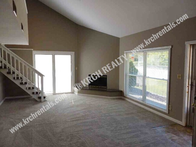 Foto del edificio - Beautiful 4-Bedroom 2-Bathroom Home with U...