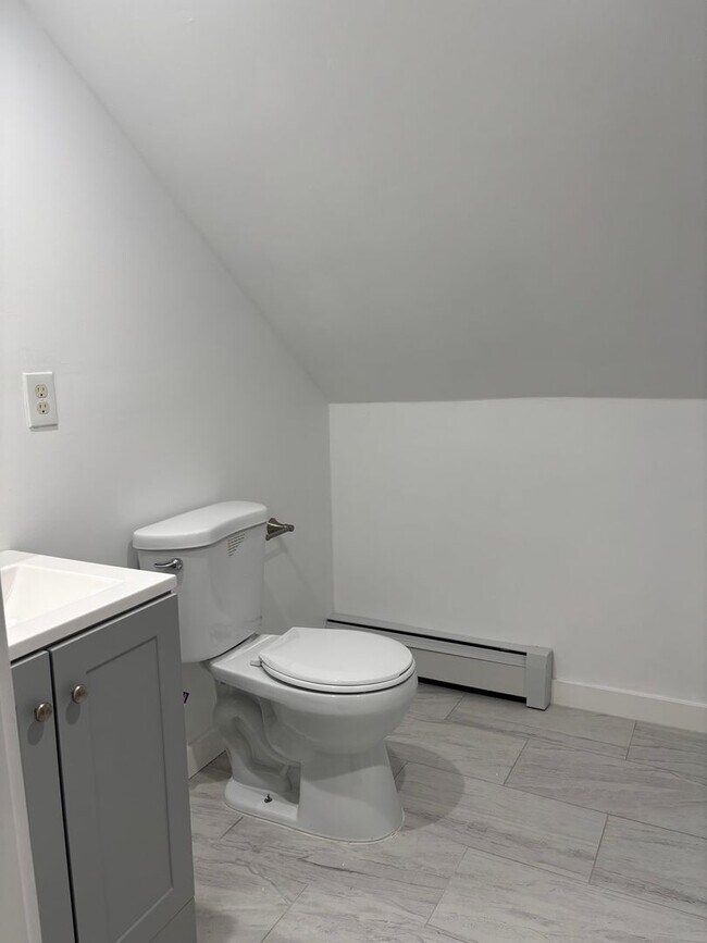 Building Photo - No Brokers Fee, In-Unit Laundry, Eat-in Kitchen, Large bedrooms, 3 Full Bathrooms