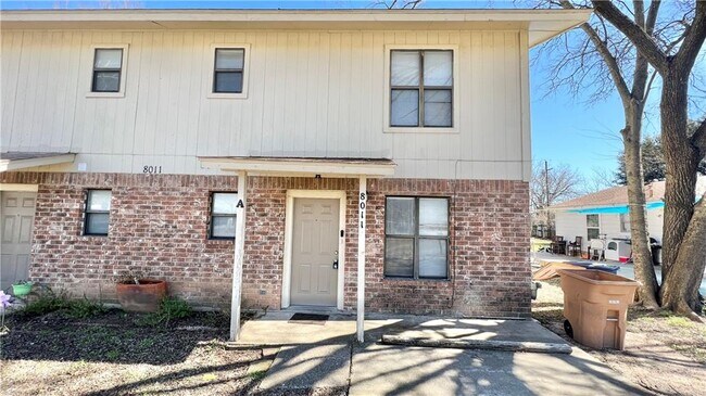 Foto del edificio - 8011 Lazy Ln